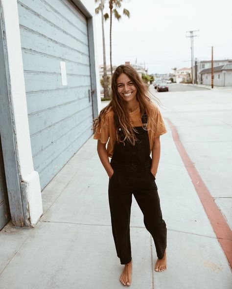 Louise Maurisset, Surfergirl Style, Mode Hippie, Black Overalls, Mode Inspo, Looks Style, Mode Inspiration, Looks Vintage, Outfits Casuales