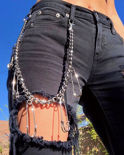 The Safety Pin Pant Chain just landed🧷 Dresses Grunge, Moda Grunge, Look Grunge, Pant Chains, Goth Outfit, Edgy Jewelry, Grunge Look, Alternative Outfits, Grunge Style