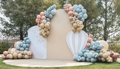 Hot air balloon themed baby shower backdrop and balloon decor in neutral colors Gender Reveal Hot Air Balloon, Neutral Gender Reveal Ideas, Gender Reveal Decorations Ideas, Hot Air Balloon Gender Reveal, Gender Reveal Backdrop, Gender Reveal Theme, Gender Neutral Baby Shower Ideas, Shower Room Ideas