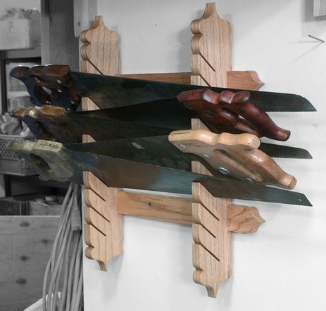 handsaw saw bench | Saw Till / Rack Design ?? Saw Till, Garage Tool Storage, Smart Tiles, Tool Storage Diy, Garage Work Bench, Diy Garage Storage, Woodworking Workbench, Woodworking Workshop, Shop Storage