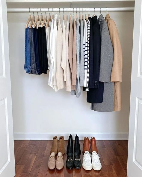 Pick Clothes, Neat Closet, Clean Mind, Ideas Armario, Clean Closet, Average Woman, Neutral Capsule Wardrobe, Classy Yet Trendy, Minimalist Closet