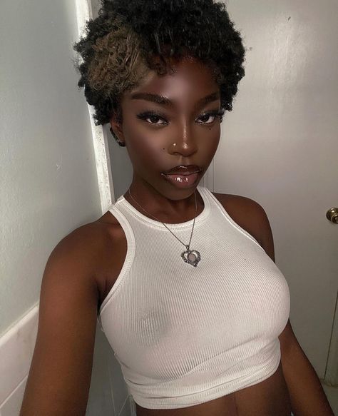 Woc Makeup, Feminine Hairstyles, Pretty Dark Skin, Red And Black Outfits, Dark Skin Beauty, Juicy Lips, Dark Skin Makeup, Dark Skin Women, Black Diamonds