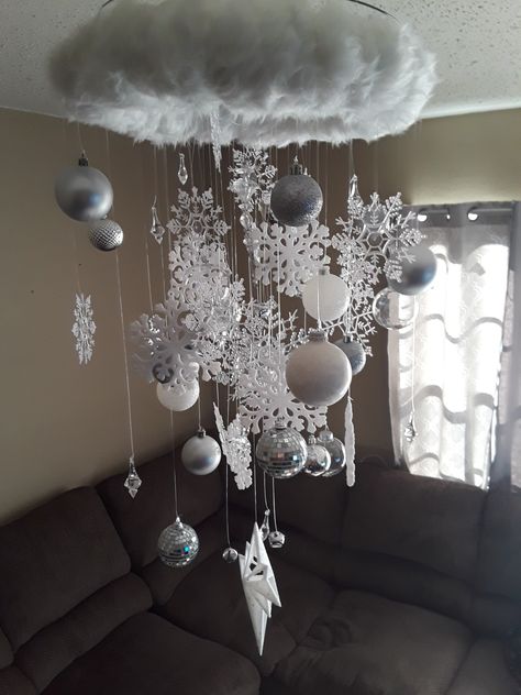 Winter Ceiling Decorations, Christmas Hanging Decorations Ceilings, Diy Christmas Chandelier, Christmas Chandelier Ideas, Snowflake Chandelier, Winter Wonderland Christmas Party, Christmas Chandelier, Christmas Decorations Diy Crafts, Christmas Ring