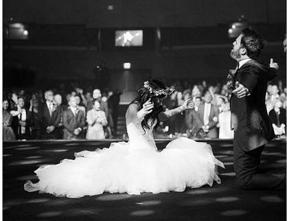 One of my fav worship artist Kari Jobe worshiping at her wedding!! so beautiful! Must do! Kari Jobe Wedding, Wedding Worship, Christ Centered Wedding, My Insecurities, Kari Jobe, Single Forever, All By Myself, Be Single, Sheer Wedding Dress