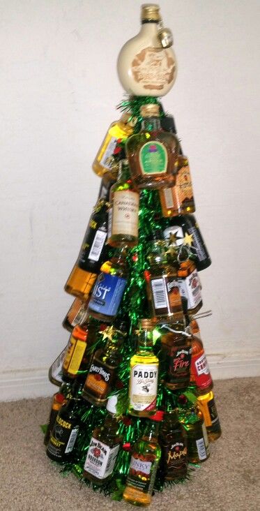 Mini bottle whiskey tree... One of each type of whiskey i could find. Alcohol Themed Christmas Tree, Mini Alcohol Christmas Tree, Alcohol Christmas Tree, Mini Alcohol Bouquet, Inexpensive Christmas Gifts For Friends, Mini Alcohol Bottles Gifts, Alcohol Gift Baskets, Mini Alcohol Bottles, Diy Christmas Gifts For Friends