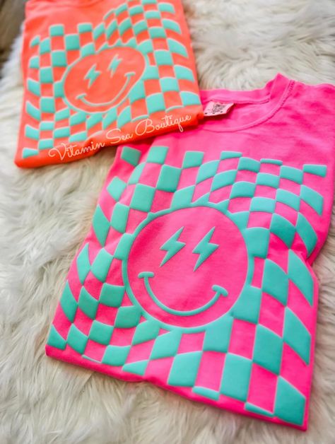 Retro Checkered Smiley Tee Neon Pink or Neon Coral •s-3x •puff print •unisex sizing •tat 14 business days Toile Dress, Husband Shirts, Puff Print, Neon Coral, Comfort Colors Tee, Print Tee, Looks Style, Preppy Outfits, Perfect Shirt