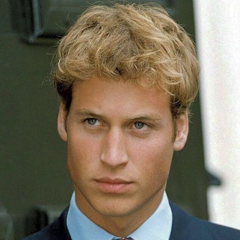 @90s.violet on Instagram: “i’ll never recover from the beauty of young prince william” Prince William Hair, Prins William, Rip Prince, Principe William, Prince William And Harry, Young Prince, Princesa Diana, Prince And Princess, British Royal Family