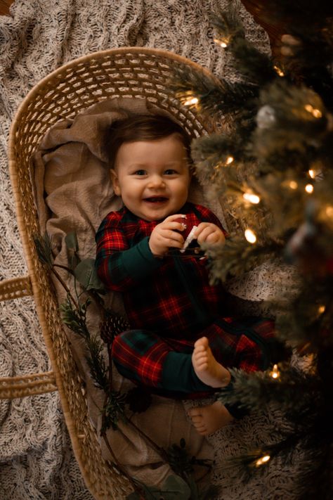 Baby's first christmas DIY picture At Home Xmas Photos, Christmas Photos 1 Year, Ornament Baby Pictures, Christmas Photoshoot For Baby Boy, Kids Christmas Card Photoshoot Ideas, 3 Month Baby Christmas Pictures, Baby In Christmas Stocking, Christmas Newborn Photoshoot Ideas, Family Christmas Pictures Studio Mini Sessions