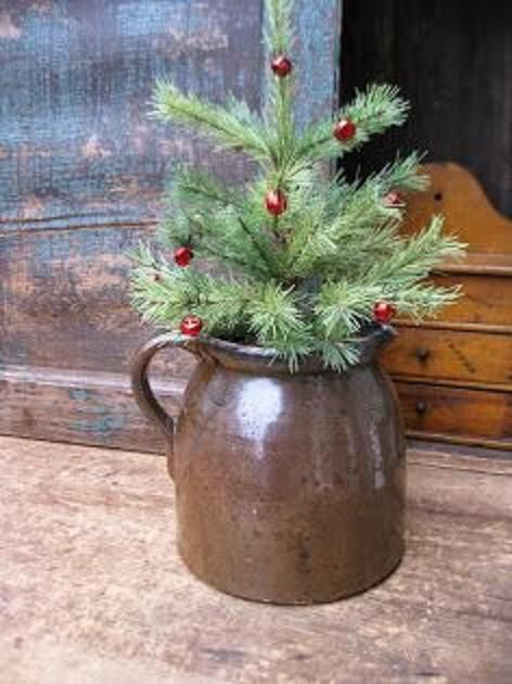 Primitive Christmas Decorating Ideas, Porch Tree, Primitive Christmas Tree, Money Worries, Primitive Christmas Decorating, Country Christmas Trees, Tiny Tree, Chirstmas Decor, Prim Christmas