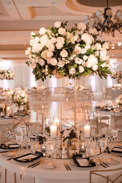 15 Centerpieces, White Rose Centerpieces, Modern Luxury Wedding, Banquet Ideas, Tafel Decor, Rose Centerpieces, Wedding Floral Centerpieces, Rooftop Wedding, Wedding Venue Decorations