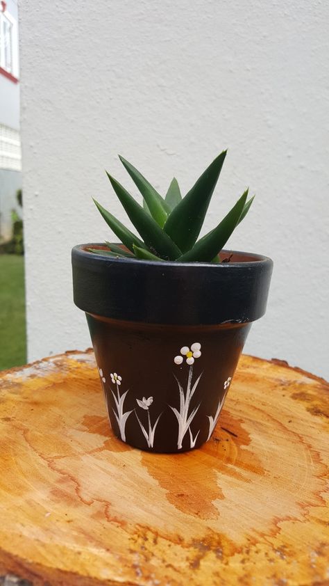 Flowerpot Designs Paint, Black Pot Painting Ideas, Pottery Plant Pots, Hanging Plants Diy, Abstract Painting Diy, Terra Cotta Clay Pots, Plant Pot Design, Flower Pot Art, Pot Painting