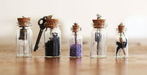 Personalized necklace bottle Bottle Necklace Diy, Diy Giveaway, Tiny Bottles, Red Studio, Mini Glass Bottles, Bottle Jewelry, Bottle Charms, Necklace Tutorial, Personalized Bottles