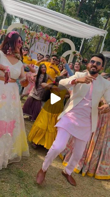 Viaana Manglani on Instagram: "BEST FLASH MOB EVER 🤩🤩

🌼Haldi Ceremony🌼

Bride: @thatstrongbee26 
Groom: @lalit_krishnani 
Choreography: @onemorethumka 
Event: @nda_events_india 

P.S. It’s just the part-1 🤪 part-2 is coming super soon🤩💃💃🕺😍

#haldicarnival #haldibride #haldigroom #haldiceremony #ndaevents #flashmobs #dancefaceoff #teambride #teamgroom #dance #wedding #choreography #onemorethumka #lovekimuss #thatlockdownlovestory #bridemuskaan #indianbigfatwedding #carnival #weddingideas #haldioutfits #haldireels
#bridetobe #bridesmaids #haldimakeup #eventplanner #weddinginspiration #love #photography #weddingdecor" Haldi Ceremony Bride, Flash Mob Dance, Groom Haldi, Wedding Choreography, Haldi Outfits, Team Groom, Flash Mob, Haldi Ceremony, Team Bride