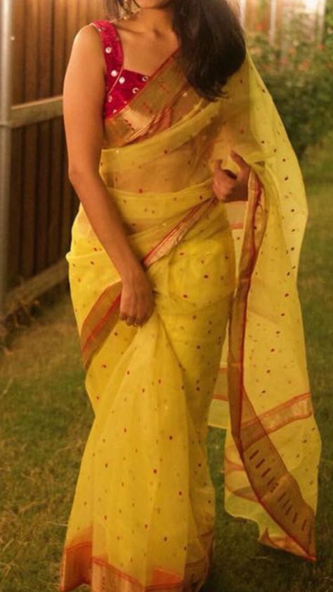 Chanderi Silk Saree Blouse Designs, Chanderi Blouse Design, Yellow Chanderi Saree, Yellow Saree Look, Petty Coat, Sarees For Girls, Pattu Saree Blouse Designs, Saree Blouse Neck Designs, Cotton Saree Designs