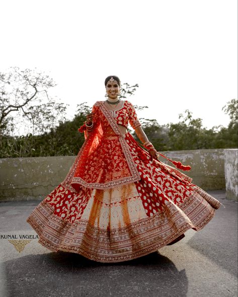 Banarasi Wedding Lehenga, Banarsi Bridal Lehenga, Banarasi Bridal Lehenga, Golden Bridal Lehenga, Indian Bridal Wear Red, Chania Choli, Fabric Illustration, Latest Bridal Lehenga Designs, Best Indian Wedding Dresses