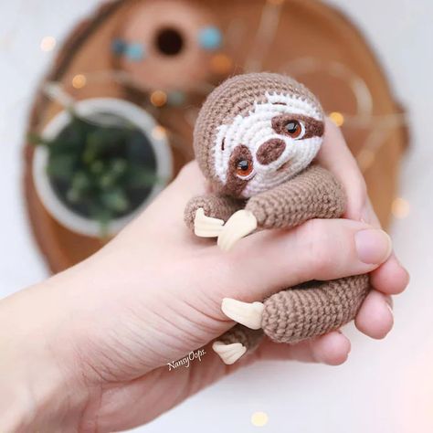 Artista teje diminutos animalitos que son enormemente bellos Crochet Sloth, Tiny Dragon, Crochet Animal Patterns, Pattern Store, Crochet Motifs, Crochet Basics, Thread Crochet, Crochet Patterns Amigurumi, Crochet Animals