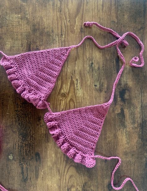 Tuto haut de bikini au crochet - facile, français Bride, triangle, crochet - sexy - inspiration modèle crochet Crochet Triangle Top Pattern, Haut Crochet, Triangle En Crochet, Triangle Crochet, Crochet Blouses, Blouses 2023, Crochet Beach Wear, Crochet Bathing Suits, Bikinis Crochet