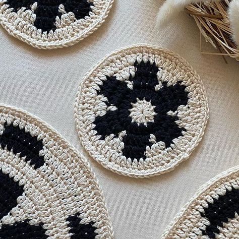 Zoe Curtis Modern Crochet on Instagram: "Taking inspiration from the iconic Mary Quant flower design these placemats and coasters are made with the tapestry crochet technique. Black and white tapestry crochet never gets old does it? Definitely making my breakfast feel more chic. They have been carefully removed for the kid’s porridge experience this morning though 😉 Free pattern available on the @hobbii_yarn website 🌿💛 #cottagecore #cottagecoreaesthetic #tapestrycrochet #maryquant #blackandwhite #makersgonnamake #makersmovement #crochethome #crochetlife #moderncrochet #jointhecrochetrevolution #crochetcrew #crochetcommunity #crochetaddict #crochetgeek #crochetismytherapy #crochetinspiration #crochetinspo #crochetagram #crochetersofinstagram #crochetera #crochetersofig #crochetersgonnacr Black And White Tapestry, Hobbii Yarn, White Tapestry, Crochet Geek, My Breakfast, Mary Quant, Cottage Core Aesthetic, Crochet Tapestry, Apartment Decor Inspiration