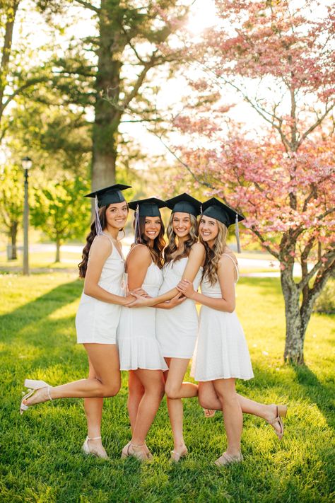 High School Grad Pics With Friends, Cap And Gown Photos With Friends, Grad Picture Ideas With Friends, Cap And Gown Senior Pictures Group, Grad Poses With Friends, High School Graduation Pictures With Friends, Friend Grad Pics, Graduation Friends Photoshoot, Group Graduation Pictures Friend Photos