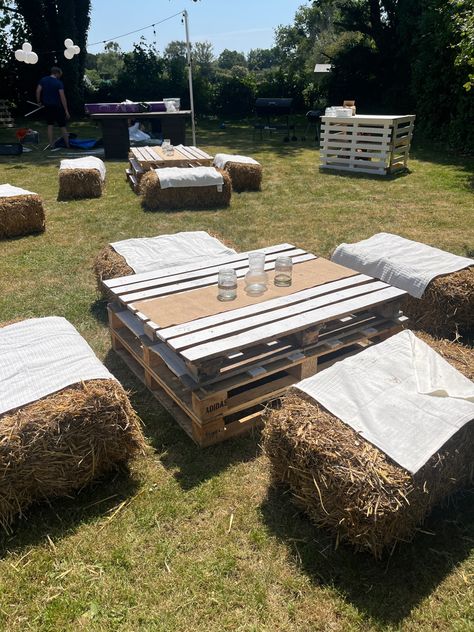 Hay Seating, Hay Bale Wedding, Hay Bale Seating, Pallet Wedding, Deco Champetre, Hay Bales, Rustic Chic Wedding, Wedding Seating, Outdoor Party