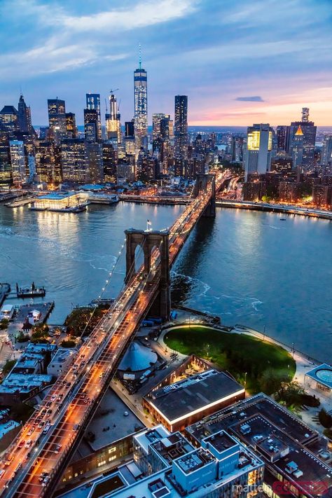 - Vista aérea del puente de Brooklyn al anochecer, Nueva York, EE.UU. | Imagen Royalty Free Brooklyn Bridge At Night, New York City Skyline, Manhattan Skyline, Lower Manhattan, City Skyline, Brooklyn Bridge, Aerial View, At Night, New York Skyline