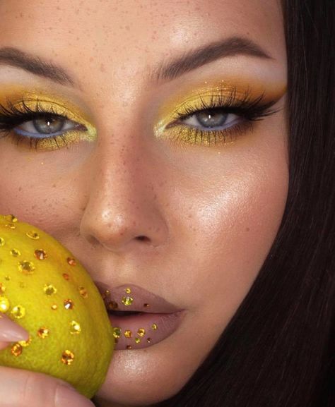 Invite Sunshine Into Your Look With The Yellow Eye Makeup Trend | Fashionisers© - Part 3 Makeup Jaune, Yellow Eye Makeup Looks, Yellow Eye Makeup, Yellow Makeup, Yellow Eyeshadow, Eye Makeup Looks, Formal Makeup, Colorful Eye Makeup, Fancy Makeup