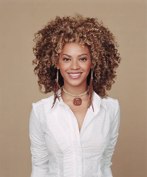 Beyoncé FANPAGE on Instagram: “Beyoncé photoshoot by Jack Guy - 2002” Beyonce Natural Hair, Beyonce Natural, Beyonce Curly Hair, Queen Bee Beyonce, Beyonce Knowles Carter, Beyonce Style, Beyoncé Giselle Knowles-carter, Pelo Afro, Beyoncé Giselle Knowles