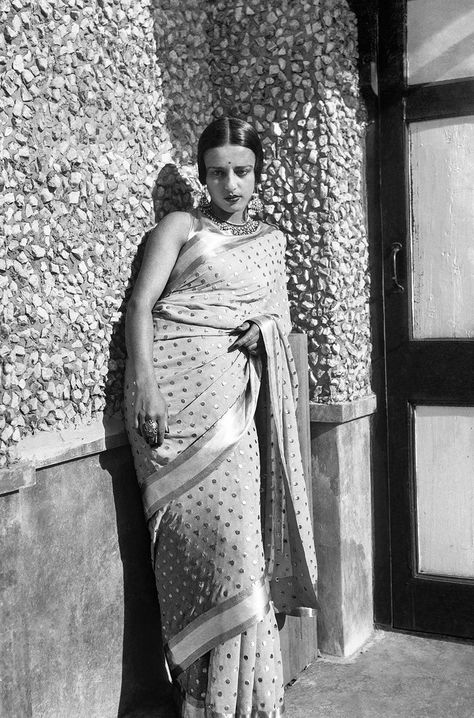 Amrita Sher-Gil wearing a zari sari, Simla, India c.1936 by Umrao Singh Sher-Gil Amrita Shergill, Amrita Sher Gil, Waheeda Rehman, Bollywood Vintage, Vintage Saree, Gallery Of Modern Art, Indian Movie, Vintage India, Old Is Gold