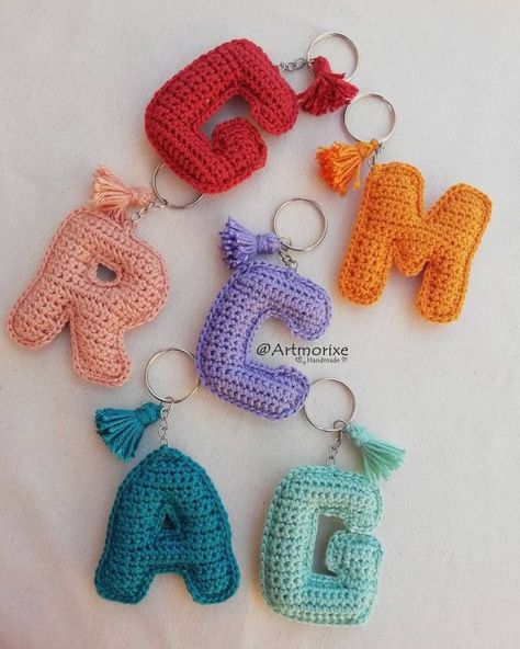 Crocheted Keychains, Crochet Alphabet, Crochet Letters, Keychain Craft, Crochet Keychain Pattern, Pola Amigurumi, Clothes Crochet, Kids Crochet, Crochet Keychain