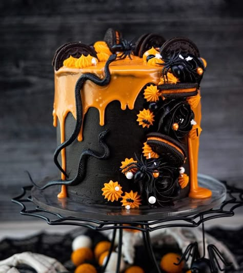 Halloween Cakes Scary, Halloween Cakes For Kids, Halloween Cakesicles, Halloween Cake Design, Cute Halloween Cakes, Scary Halloween Cakes, Spooky Halloween Cakes, Halloween Cake Ideas, Halloween Torte