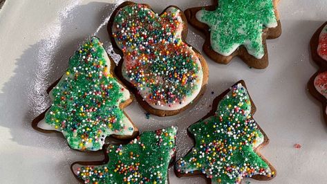 PHOTO: Gingerbread cookies with citrus icing. Eden Grinshpan, Make Gingerbread Cookies, 12 Days Of Christmas Cookies, Pecan Shortbread Cookies, How To Make Gingerbread, Shortbread Cookie Recipe, Gluten Free Bakery, Tv Host, Shortbread Cookies