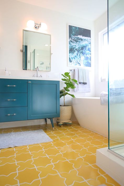 Teal Bathroom, Bright Bathroom, Yellow Tile, Bad Inspiration, Room Tiles, Yellow Bathrooms, Bathroom Color, Bathroom Floor Tiles, Bath Room