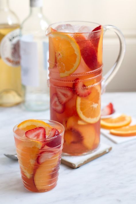 Italian Sangria, Summer Sangria Recipes, Sangria Cocktail, Italian Drinks, Batch Cocktails, Crisp Apple, Brunch Cocktails, Fancy Drinks, Sangria Recipes