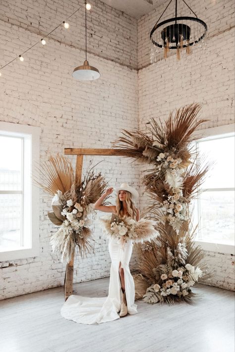 The textured and dried bridal bouquet is a total statement piece that pairs perfectly with the all-white western getup. Keep scrolling for swoon-worthy bridal inspiration! Western Boho Floral Arrangements, Western Wedding Arch, Bones Wedding, Ceremony Arch Ideas, Crane Wedding, Dried Bridal Bouquet, Wedding Cermony, Boho Wedding Arch, Creative Shoots