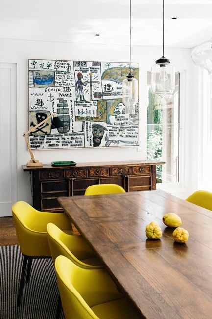 Dining room with bright yellow chairs Ideas Decoracion Salon, Yellow Dining Chairs, Yellow Chairs, Art On The Wall, Yellow Dining Room, Eclectic Dining Room, Eclectic Dining, Dining Room Contemporary, Yellow Chair