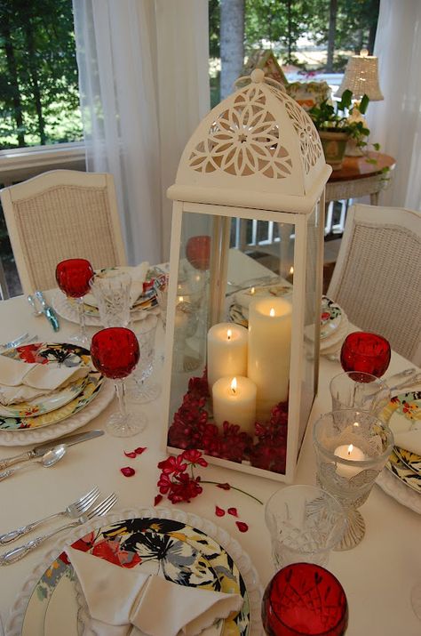 Romantic Candlelight Table Setting Valentine Centerpieces, Valentine Table Decorations, Valentinstag Party, Tafel Decor, Romantic Candlelight, Diy Valentines Decorations, Valentine Dinner, Valentines Day Dinner, Red Glasses