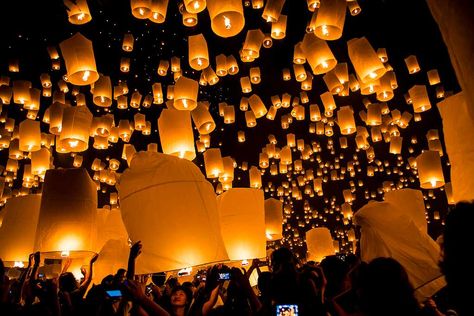 12 Festivals in Thailand That You Must Experience! Full Moon Day, Ubon Ratchathani, Moon Day, Full Moon Party, Full Moon Night, Moon Party, Floating Lights, Festivals Around The World, Lantern Festival