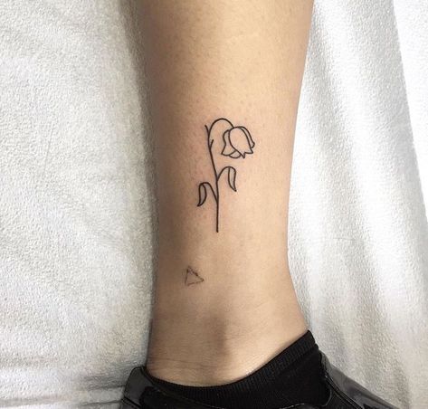 Wilting Flower Tattoo Simple, Fallen Rose Petals Tattoo, Deadroses Tattoo, Withering Rose Tattoo, Withering Flower Tattoo, Wilting Flowers Tattoo, Wilted Flowers Tattoo, Withered Flower Tattoo, Withered Rose Tattoo