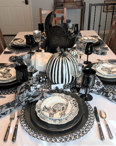 Black And White Halloween Table Decor, Halloween Table Settings Ideas, Witch Breakfast, Housekeeping Week, Halloween Themed Appetizers, Mesa Halloween, Black And White Dishes, Whispers Of The Heart, Thanksgiving Dining