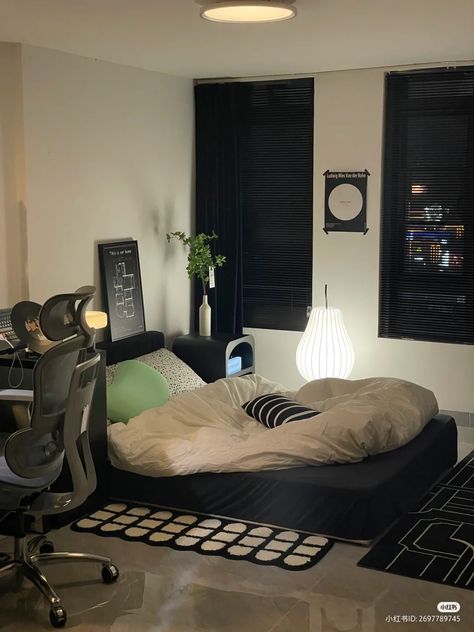 Guy Minimalist Bedroom, Male Apartment Decor Bedroom, Aesthetic Male Bedroom, Room Ideas For Small Rooms Aesthetic, Modern Guy Bedroom, Mens Room Ideas Small Spaces, Small Black Bedroom, Mens Room Aesthetic, Room Ideas Aesthetic Men