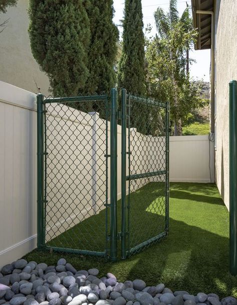 Chain Link Dog Run, Side Yard Dog Area, Outdoor Dog Space Ideas, Dog Chain Ideas Yards, Dog Run Gate, Dog Bathroom Area Outdoor, Turf Dog Run, Dog Run Ideas Backyard, Dog Run Side Yard