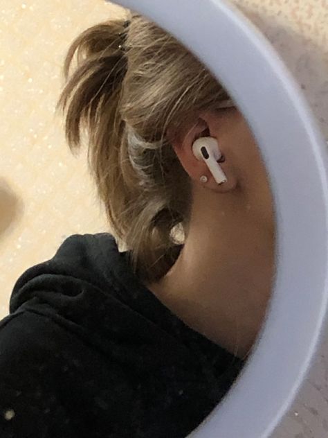 Airpods In Ear Aesthetic, Airpods On Ear, Airpods Outfit, Madina Aesthetic, Airpod Aesthetic, Airpods In Ear, Airpods Aesthetic, Apple Set, Character And Setting