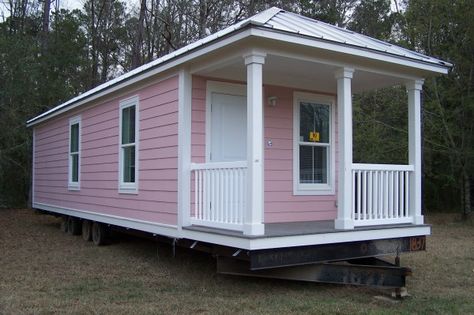 Too cute mobile homes that look like little cottages when installed. Cute Mobile Homes, Cottage Tiny House, Little Cottages, Mobile Home Living, Remodeling Mobile Homes, Trailer Home, Cottage Cabin, Casa Container, Pink House