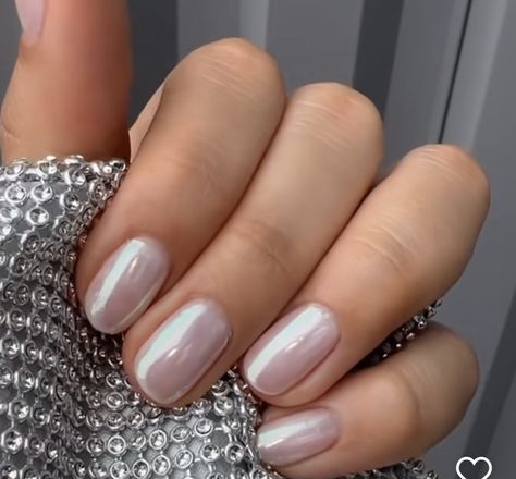 Shiny Nails Short, Natural Iridescent Nails, Trendy Dip Nails 2023, Nye Nails Gel, Cute Gel Nails Simple, Nye Nails Dip, Trendy Nail Colors 2023, Summer Sns Nails 2024, Nye Manicure