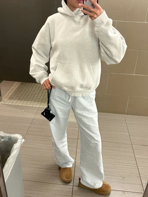 #hoodie #back to school fits #outfit ideas #white hoodie #outfits #ootd Plain Hoodies Outfit, Plain Sweatshirt Outfit, White Hoodie Outfits, Plain Hoodie Outfit, Chill School Outfits, White Hoodie Outfit, Oversized White Hoodie, Fall Outfit Trends, Basic Girl Outfit