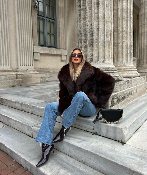 Outfits With Fur Coats, Fur Coat Outfits, Faux Fur Coats Outfit, Vinter Mode Outfits, Fur Jacket Outfit, Black Fur Jacket, Brown Fur Coat, Fur Outfit, Fur Coat Outfit