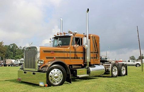 Peterbilt Trucking on Instagram: “Tag the owner! #peterbilt #359 #379 #389 #slammed #custom #oldschool #classic #diesel #truckporn #trucksofinstagram #worktruck #showtruck…” Peterbilt 579, Project 350 Peterbilt, Peterbilt 359 Old School, Peterbilt 362 Cabover, Peterbilt 359, Long Nose Peterbilt, Show Trucks, Peterbilt Trucks, Work Truck