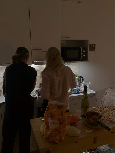 Kitchen Photoshoot Aesthetic, Friends Lunch Aesthetic, Best Friends Cooking, Cooking With Friends Aesthetic, Eating With Friends Aesthetic, Friends Cooking Together, Friends Living Together, Cook With Friends, Friends Having Dinner