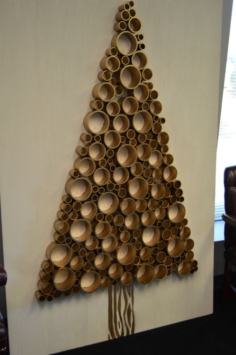 Step-by-step instructions on how to build an indoor PVC Christmas tree ideal for rooms with less space in your home. Pvc Pipe Christmas Tree, Takken Decor, Flat Christmas Tree, Cardboard Christmas Tree, Diy Tree Decor, Pvc Pipe Crafts, Wall Christmas Tree, Alternative Christmas, Alternative Christmas Tree