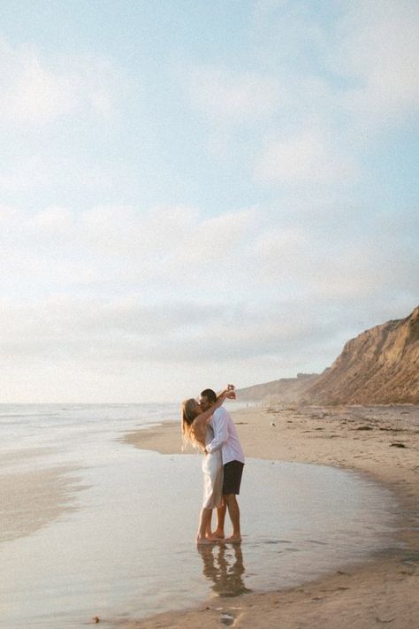 San Diego Beach Engagement Photos, Torrey Pines Engagement Photos, California Photoshoot, Cool Girl Wedding, Engagement Photo Shoot Beach, San Diego Engagement Photos, Lakefront Wedding, Film Engagement Photos, Engagement Pictures Beach